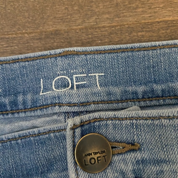 LOFT JEANS. RELAXED SKINNY. LIGHT WASH. SIZE 12. - Picture 5 of 5